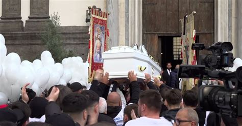 Funerali Di Arcangelo Correra A Napoli Decine Di Persone Salutano Il