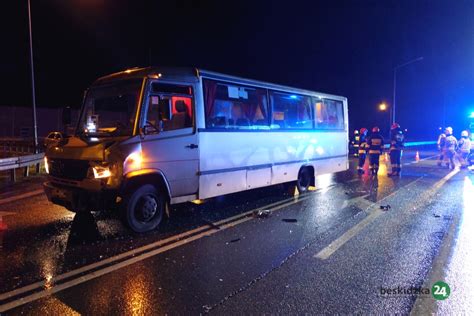 Świętoszówka Zderzenie autobusu z samochodem Autobus trafił w drzwi