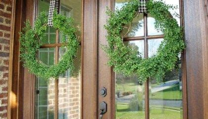 How To Hang A Wreath Without Damaging Your Door Door Wreath Hanger