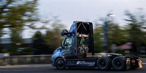 Daimler Truck vient de lancer un semi remorque électrique autonome E