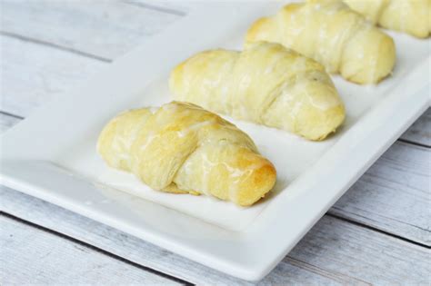 Easy Chocolate Croissant Crescent Roll Ups