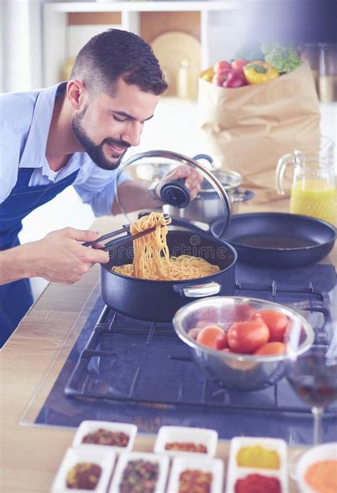 Sirva La Preparaci N De La Comida Deliciosa Y Sana En La Cocina Casera