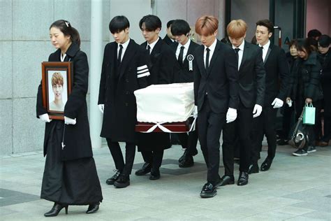 Jonghyun S Coffin Carried By K Pop Stars At Funeral