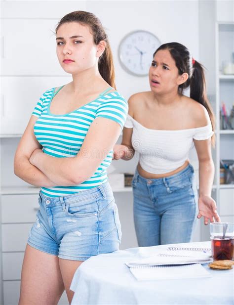 Briga Entre Duas Adolescentes Foto De Stock Imagem De Separada