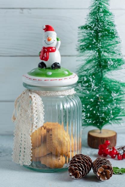 Vertikales Foto Cremiger Weihnachtspl Tzchen Im Glas Ber Grauer