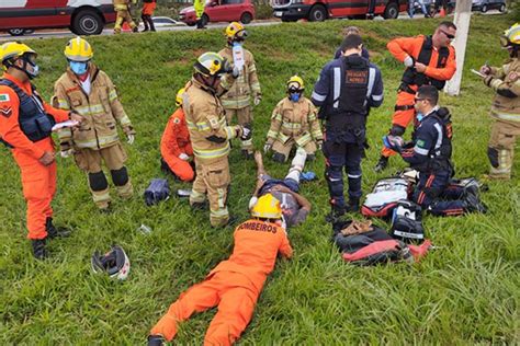 Br Motociclista Quase Tem Perna Arrancada Em Acidente Metr Poles