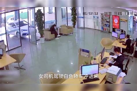 女司机一声鸣笛一脚油门冲进店撞了人，瞬间一片狼藉，让人无语了