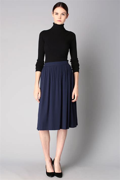 Black Turtleneck Navy Pleated Midi Skirt Black Suede Pumps Faldas