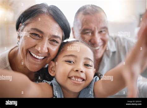 Portrait De Grands Parents Et De Petite Fille Souriants De Race Mixte