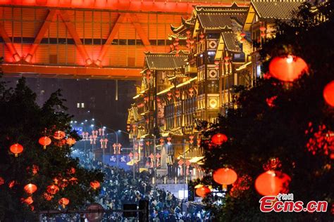 Night View Of Hongya Cave Draws Tourists To Chongqing People S Daily