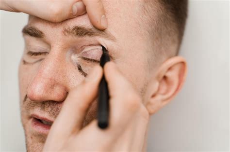 Closeup blefaroplastia masculina para marcação de homem no rosto antes