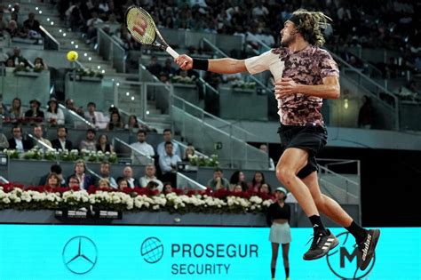 Tsitsipas Resiste A Duelo De Campe Es Do Estoril E Est Nos Oitavos