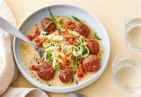 Pflanzliche Faschierte Bällchen mit Zoodles in pikanter Sauce Frisch