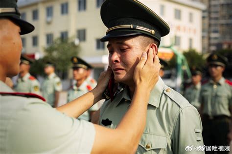 战友情兄弟情！卸掉军衔，卸不掉感情，向军人致敬！