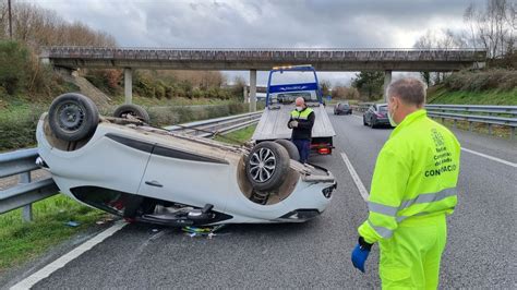 Herido Leve Un Conductor Tras Volcar Su Coche En La A 6 En La Salida De