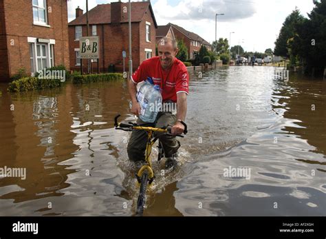 Gloucester flood 2007 hi-res stock photography and images - Alamy