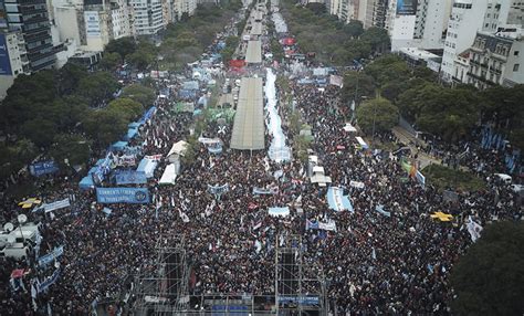 La Manifestaci N Opositora Cop La Avenida De Julio En Buenos Aires