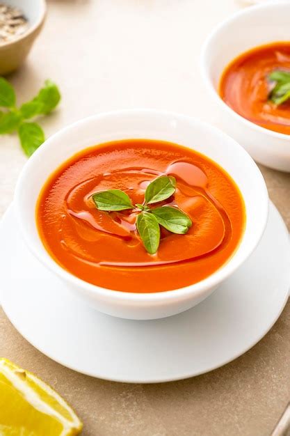 Sopa De Tomate Manjeric O Fresco Em Tigelas Brancas Fundo Brilhante