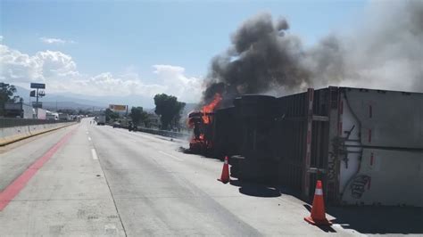 Trailero muere calcinado tras volcar su unidad en la autopista México