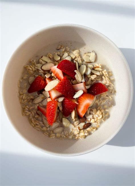 Strawberry Overnight Oats With Almonds And Honey Shetrition