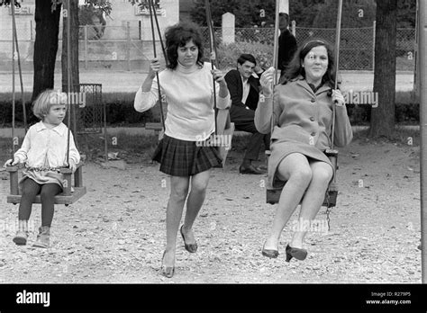 Junge Frauen Auf Dem Spielplatz Fotos Und Bildmaterial In Hoher Auflösung Alamy