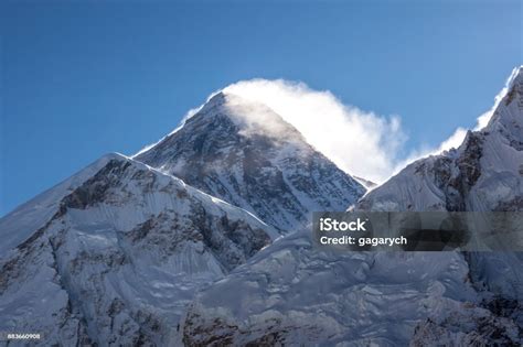 Gunung Everest Peak Matahari Terbit Di Puncak Gunung Everest Himalaya ...