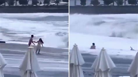 Video Una Pareja Fue Arrastrada Por Las Olas Del Mar N