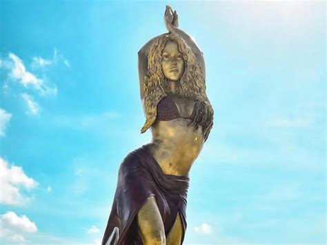 Develan estatua de Shakira en Colombia sus papás estuvieron en la