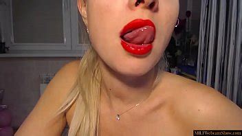 Stunningly Hot MILF Teasing On Webcam XNXX