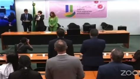 VÍDEO Michelle Bolsonaro se ajoelha em culto na Câmara grita e pede