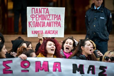 Στον βωμό και οι γυναίκες για τα μάτια των ακροδεξιών ψηφοφόρων Tvxsgr