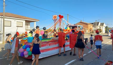 Las peñas de Santibáñez de Tera inundan las calles de color