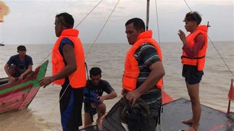 Kapal Nelayan Rohil Karam Di Perairan Kuala Bangan Lima Kru Kapal