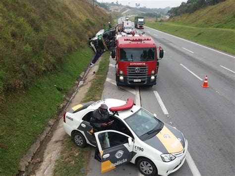 Caminhão tomba e mais de 10 mil litros de diesel vazam no Rodoanel