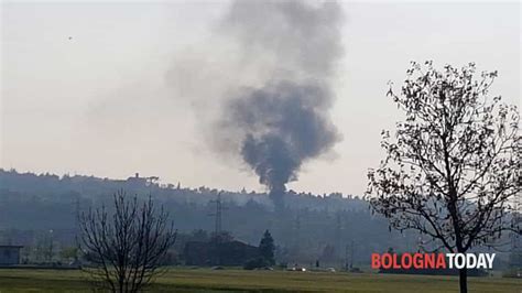 Incendio Alla Croara Baracche E Sterpaglie A Fuoco Si Alza Alta