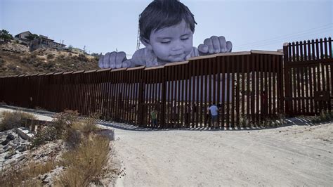 Video L Artiste Jr Expose La Photo D Un Enfant Mexicain Au Dessus De