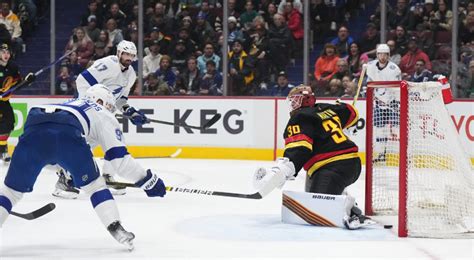 Lightnings Steven Stamkos Scores 500th Career Nhl Goal Vs Canucks