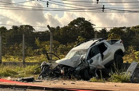 Carro derruba poste e trânsito fica congestionado em rodovia no AP