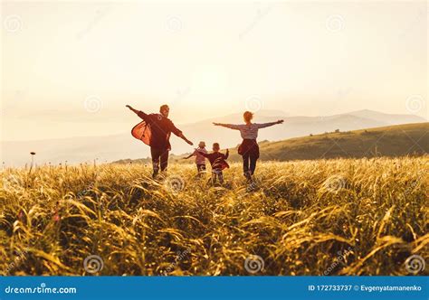 Glückliche Familie Mutter Vater Kinder Sohn Und Tochter Auf