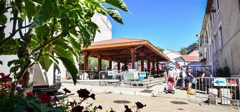 Le March De Bourg Argental Fruits L Gumes Alimentation Habillement