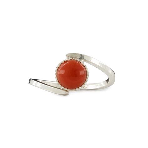 Bague en argent massif orné de véritable corail rouge