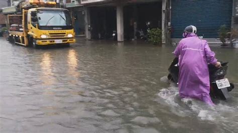 24小時累積雨量破百毫米 高雄茄萣區、湖內區積水 民視新聞網 Line Today