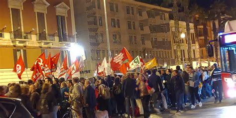 No A Violenza E Rigurgiti Fascisti Migliaia Di Baresi Manifestano In