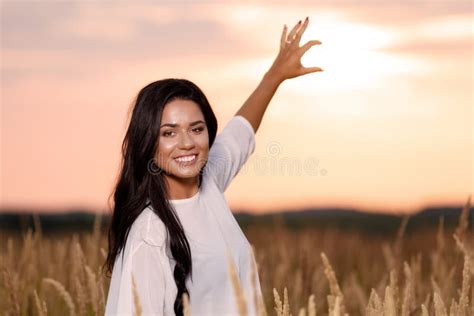 Mulher Feliz Livre Que Aprecia A Natureza E A Liberdade Menina Outdoo