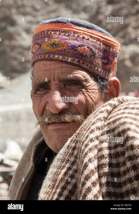 Hombre De Origen Indio En La Vestimenta Tradicional De Himalaya De