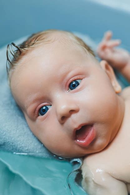 Bañar a un bebé en un baño de bebé El primer baño de un bebé recién