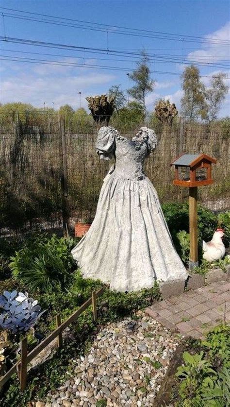 20+ Fabulous Garden Scarecrow Ideas