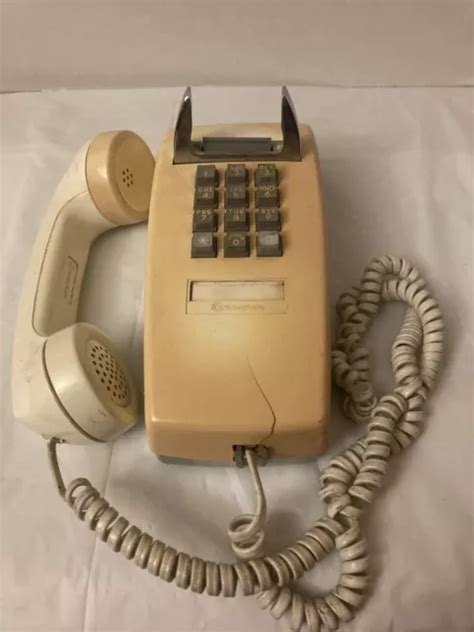 BELL SYSTEM WESTERN Electric Vtg 1970 Push Button Wall Telephone