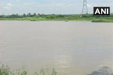 Yamuna Water Level दिल्ली में यमुना से सटे इलाकों में बाढ़ का खतरा