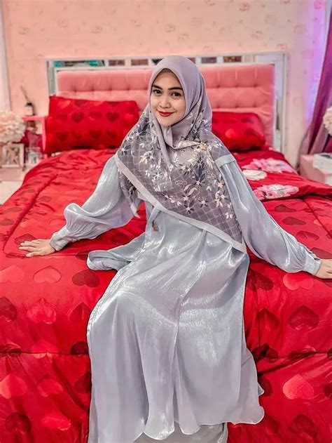 8 Inspirasi Hijab Untuk Baju Shimmer Yang Akan Tren Saat Lebaran 2024